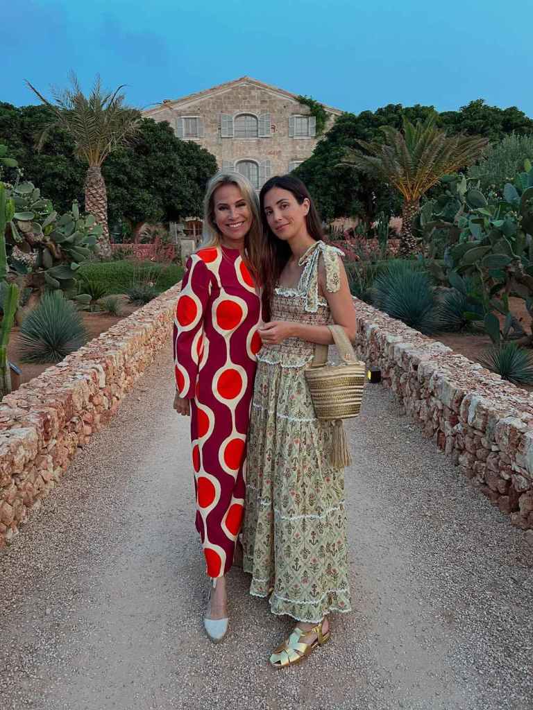 El vestido estampado de Sassa de Osma con cangrejeras doradas 
