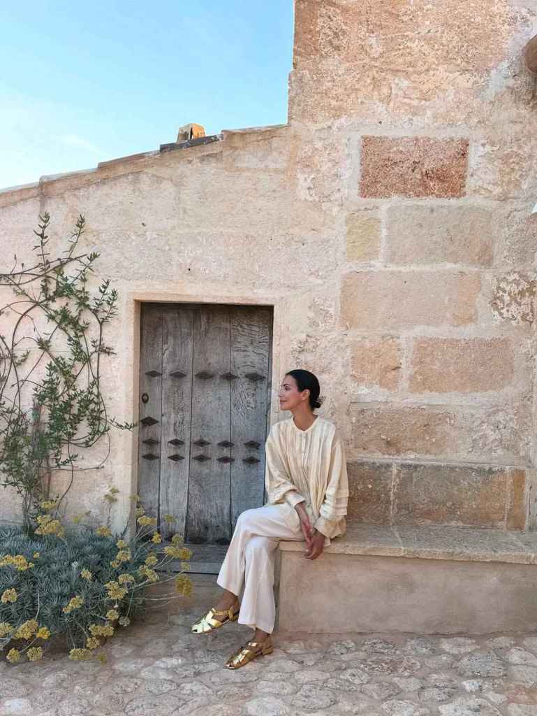 El look de lino de Sassa de Osma con cangrejeras doradas