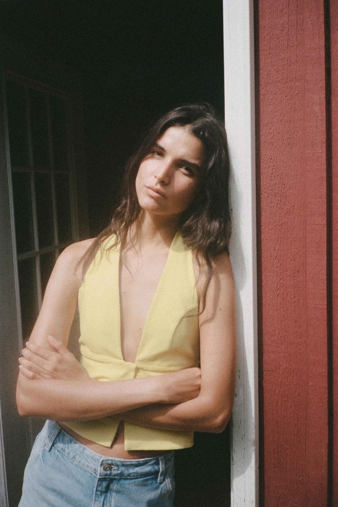 Top halter amarillo de las rebajas de verano de Zara