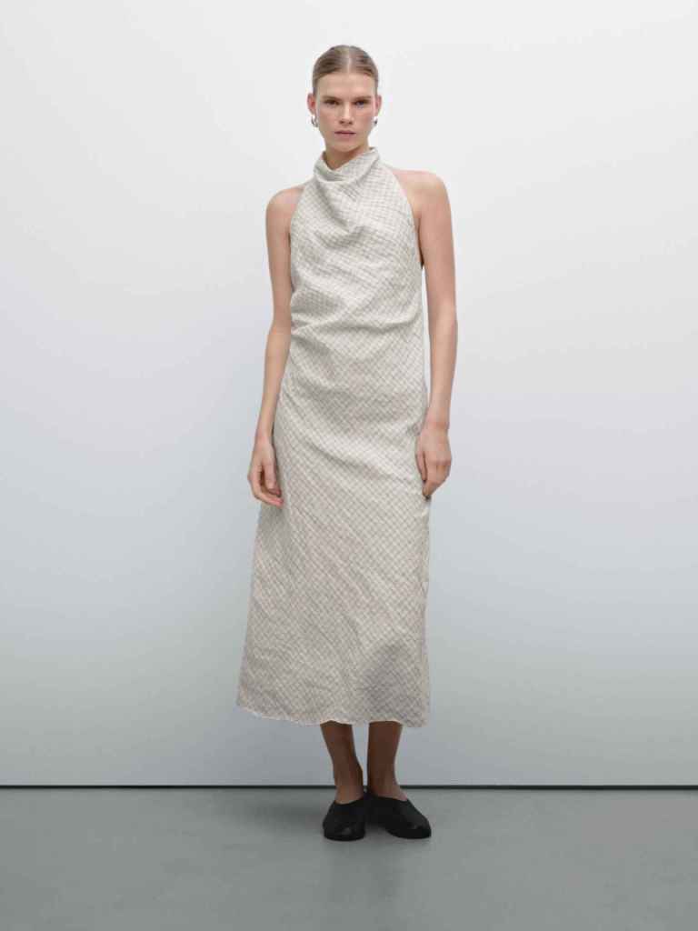Vestido halter estampado con escote a la espalda de las rebajas de Massimo Dutti