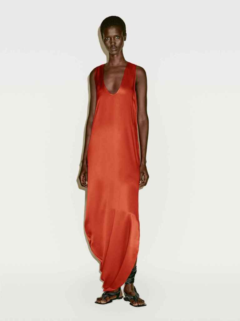 Vestido 100% seda de invitada de las rebajas de verano de Massimo Dutti