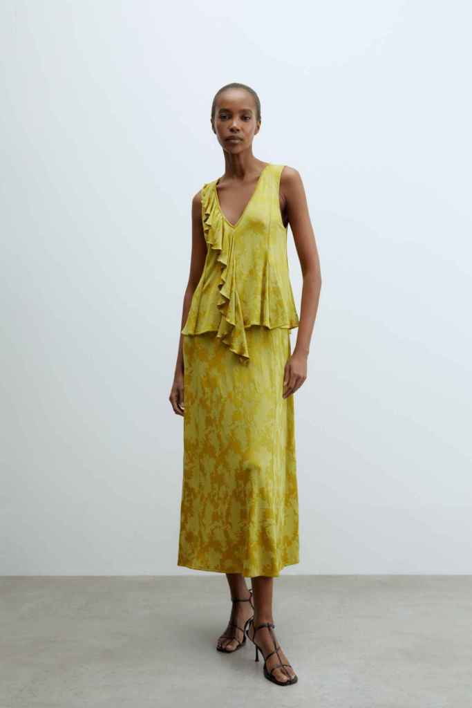 Vestido de invitada con volantes de las rebajas de verano de Sfera