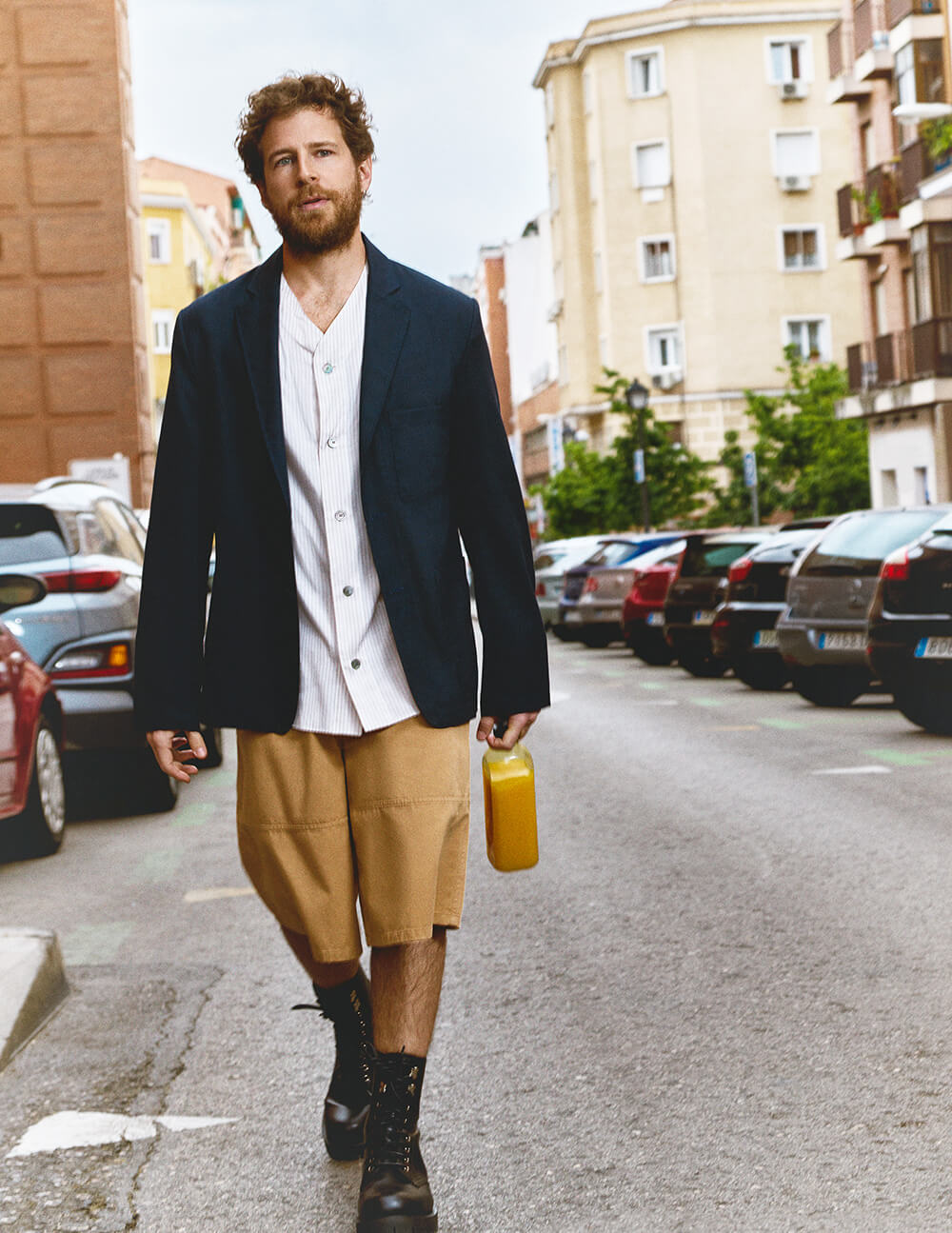 Pantalón corto de gabardina de algodón, con cintura elástica y detalles de costuras.