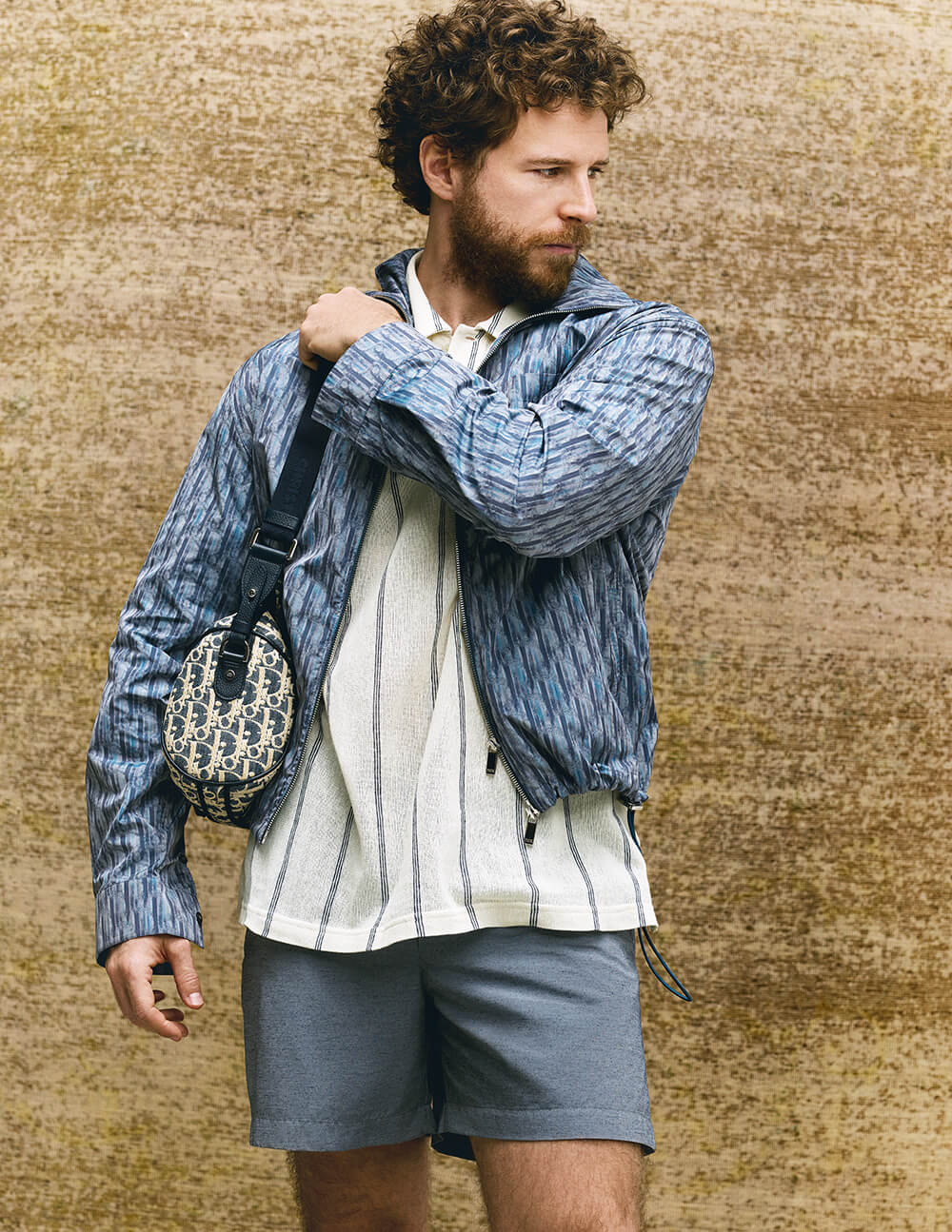 Camisa de lona técnica con cremallera, bolsillos de parche y cordones.
Short de baño.
Polo de algodón y lino.
Bolso Messenger de lona jacquard denim con el motivo Dior Oblique.
Todo, de Dior Men.