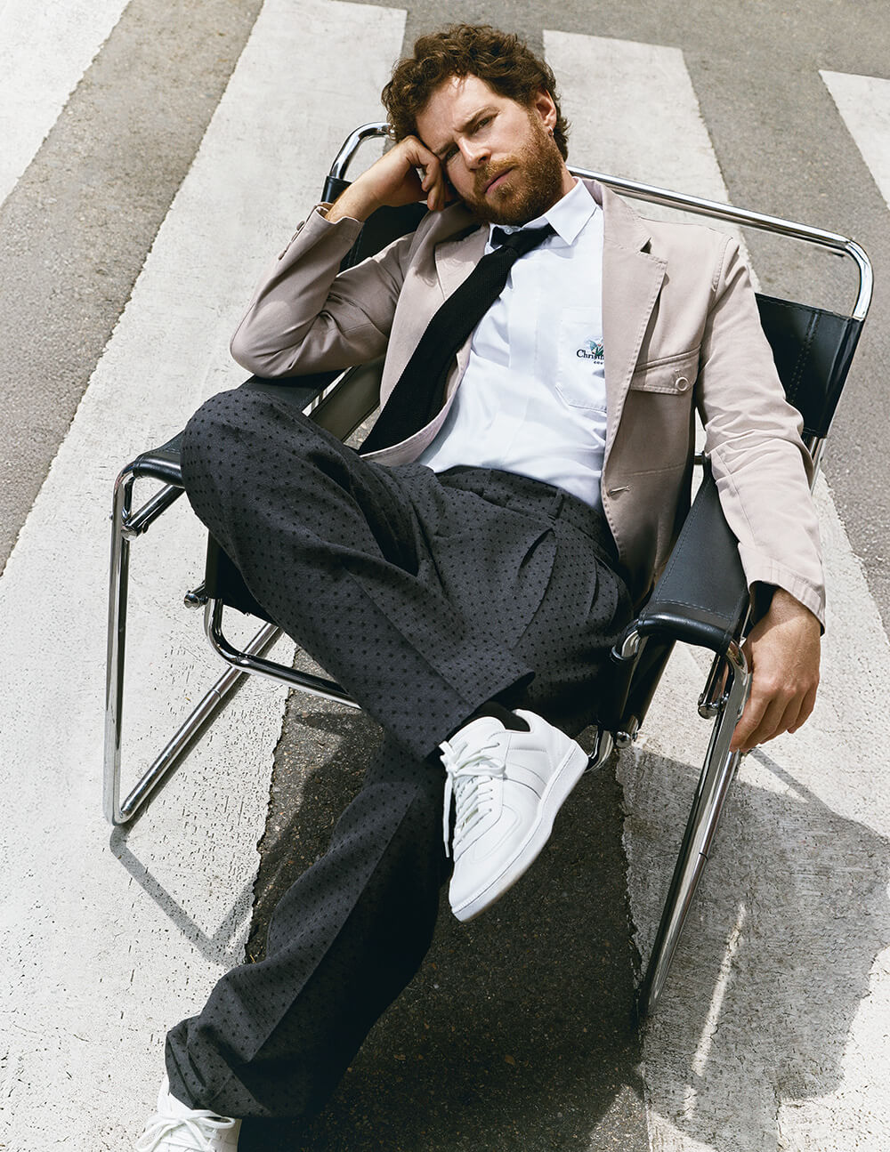 pantalón
plisado en jacquard
de alpaca y lana
virgen, con bolsillos
ribeteados;
chaqueta
deconstruida en
gabardina de
algodón, con
bolsillos con solapa;
camisa de popelina
de algodón y seda;
corbata de punto de
seda; zapatillas B01
Matchpoint en piel
lisa y ante. Todo, de
Dior Men.