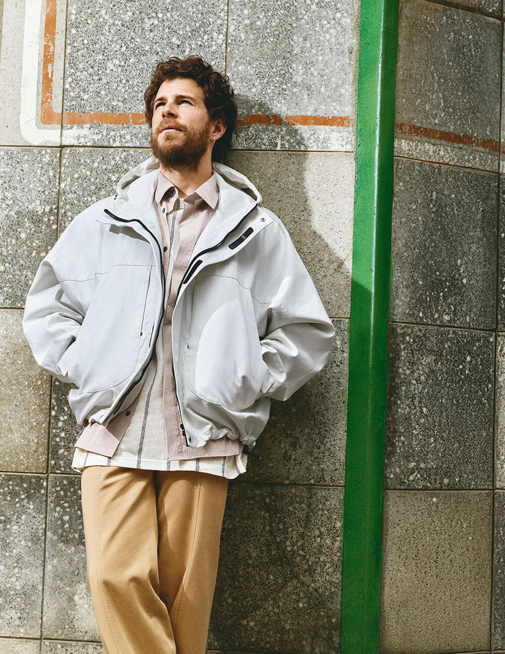 Pantalón chino de gabardina de algodón.
Chaqueta de algodón y lino técnico.
Camisa en mezcla de seersucker de seda.
Camiseta de punto de algodón y lino.
Todo, de Dior Men.