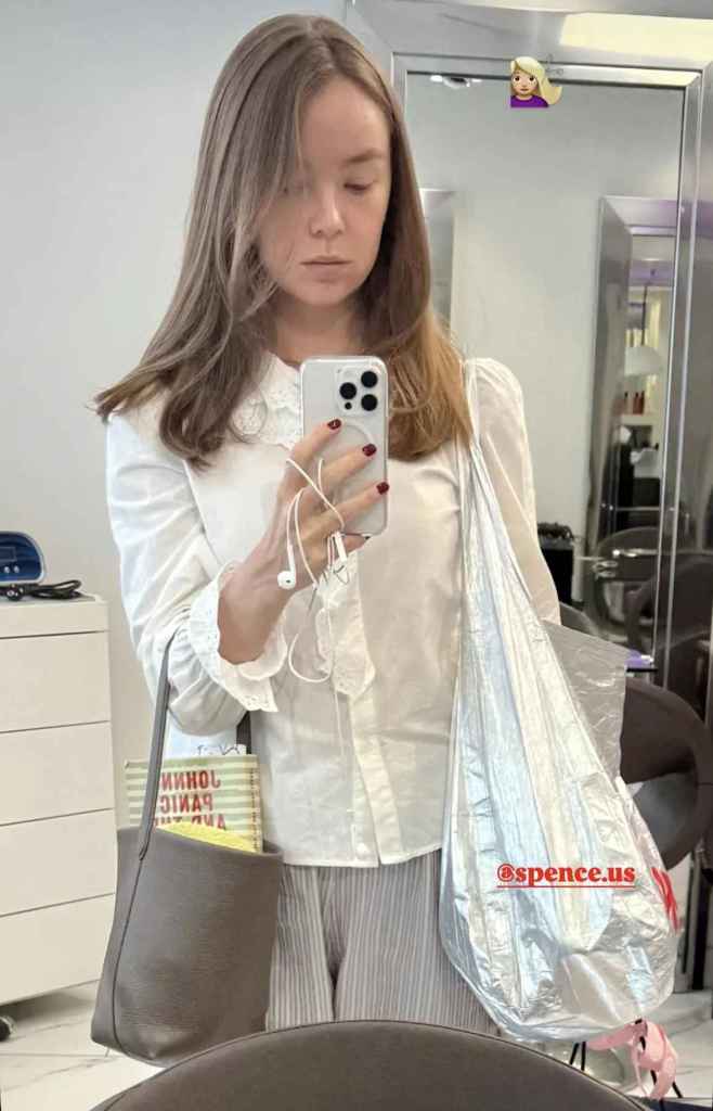 Alexandra de Hannover con un bolso plateado de 25 euros