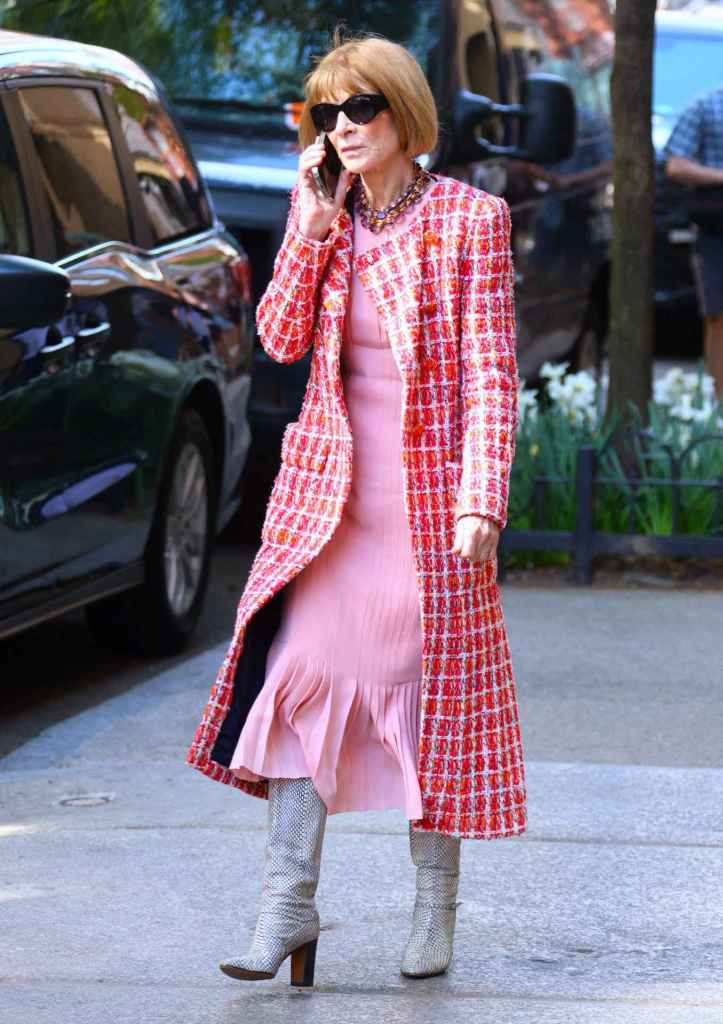 Anna Wintour con botas altas efecto serpiente