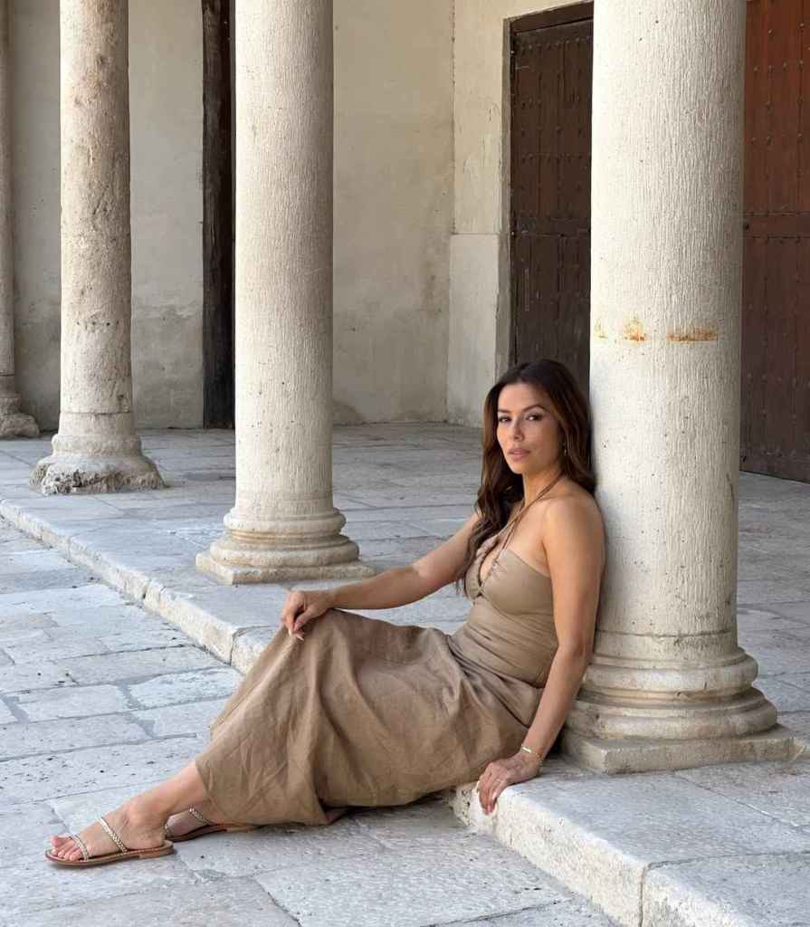 Eva Longoria sabe muy bien cómo llevar sandalias planas con vestidos largos 