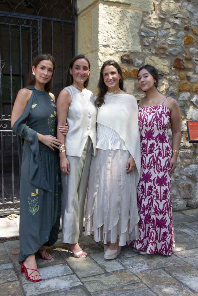 El look de las hermanas Pombo y de Gabriela para el bautizo de las gemelas de Marta Pombo 