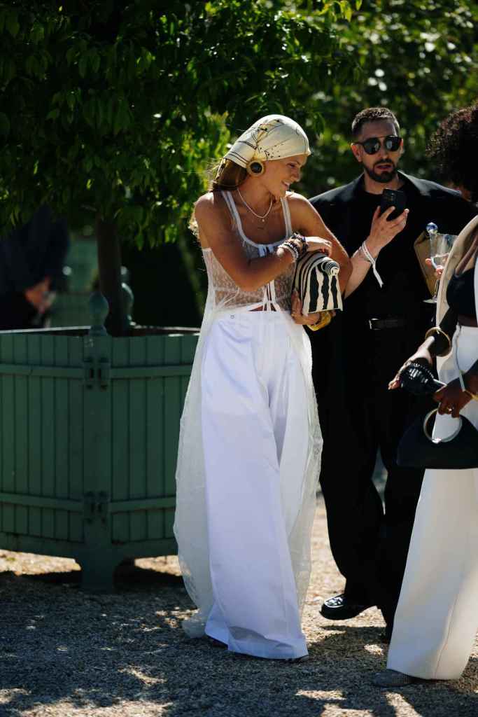 Este tipo de bolsos plegados han causado furor este verano entre las parisinas
