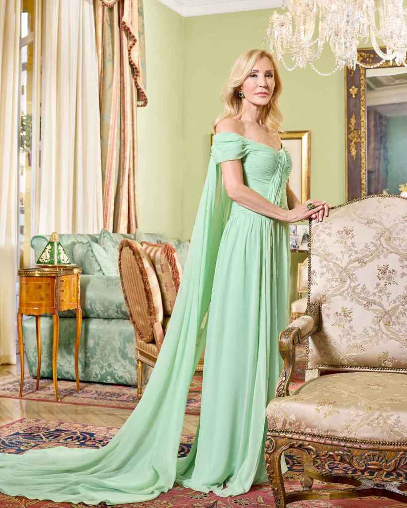 El vestido de Alejandro de Miguel para el primer look de madrina de Carmen Lomana