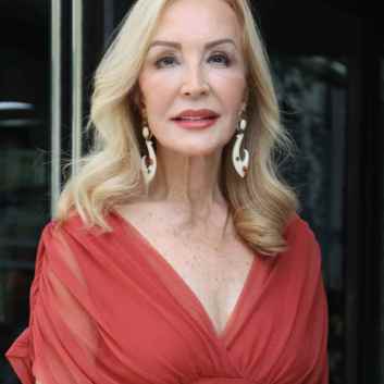 Así ha sido el primer look de madrina de Carmen Lomana