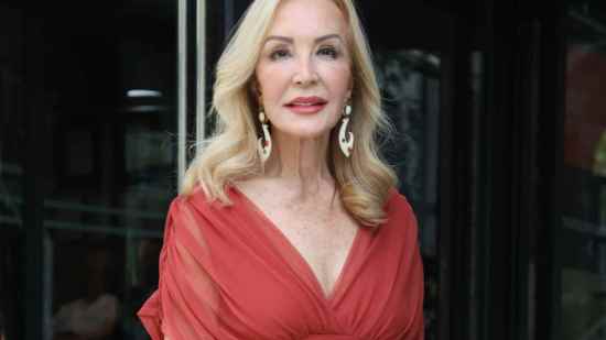 Así ha sido el primer look de madrina de Carmen Lomana