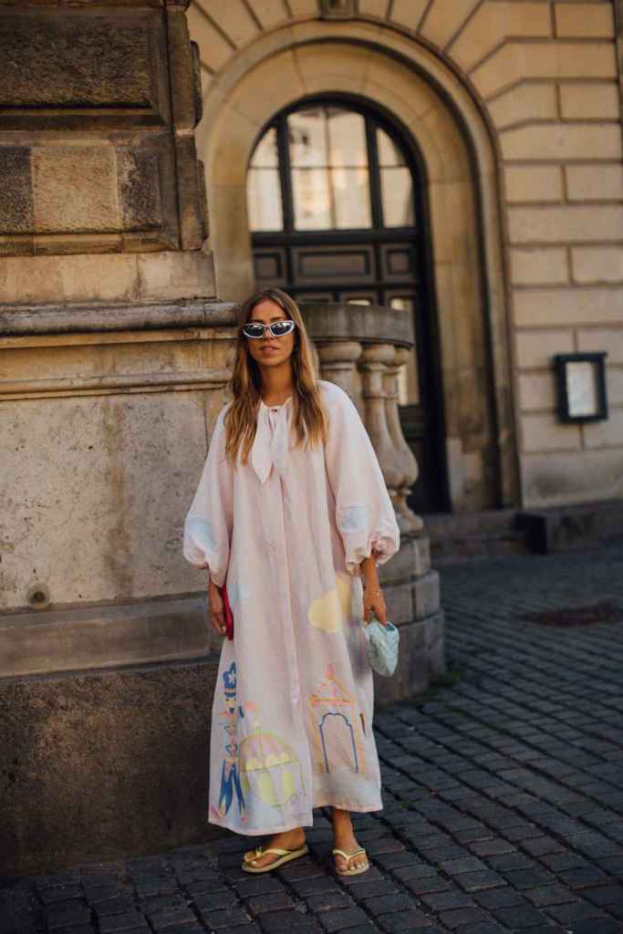 La combinación vestido midi o largo con chanclas es muy acertada