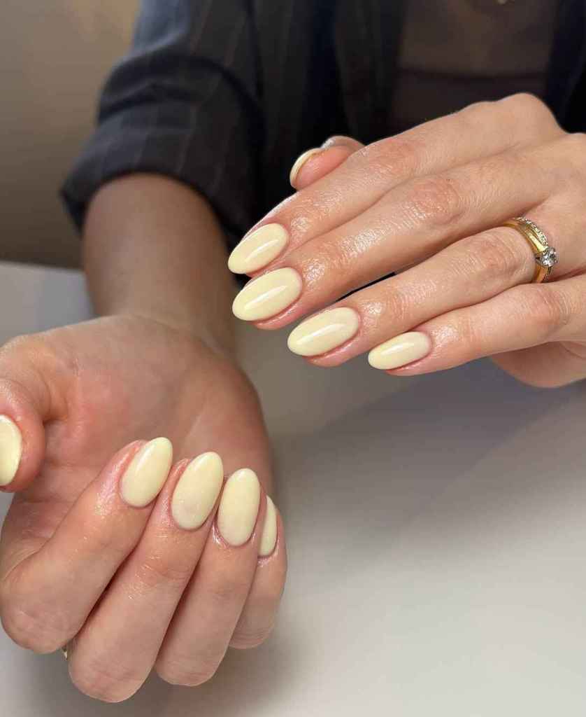 Además de ser tendencia este verano, el amarillo ayuda a potenciar el bronceado
