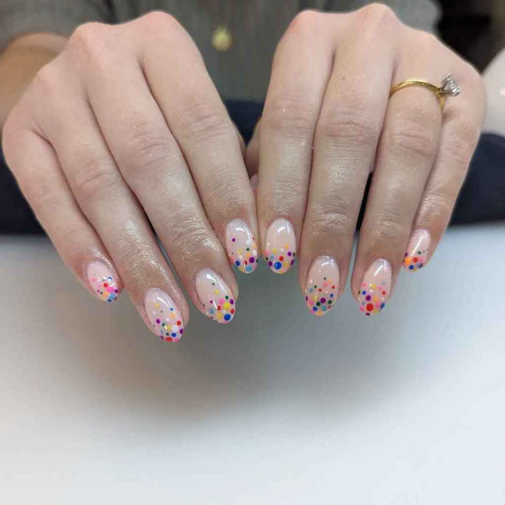 Las confetti nails son una opción colorida y diferente