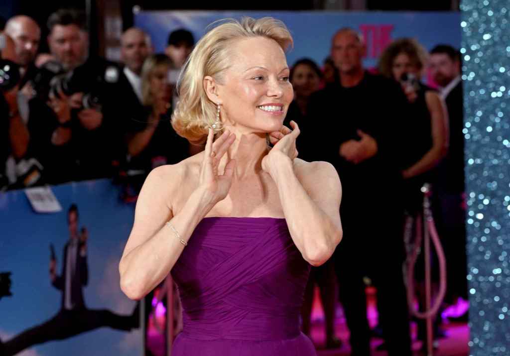 Pamela Anderson presume de nuevo corte de pelo en la presentación de su última película, 'The Naked Gun'