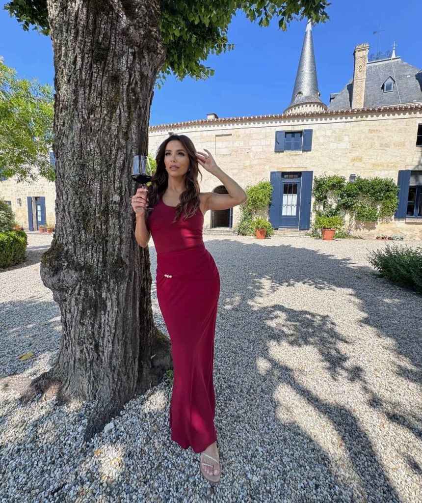 Eva Longoria sabe muy bien cómo llevar sandalias planas con vestidos largos