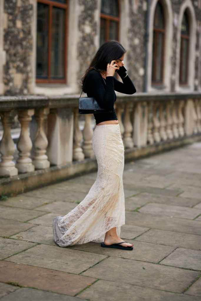 Las faldas y las chanclas combinan perfectamente 