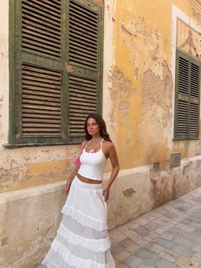 Laura Escanes con su look total white en Menorca