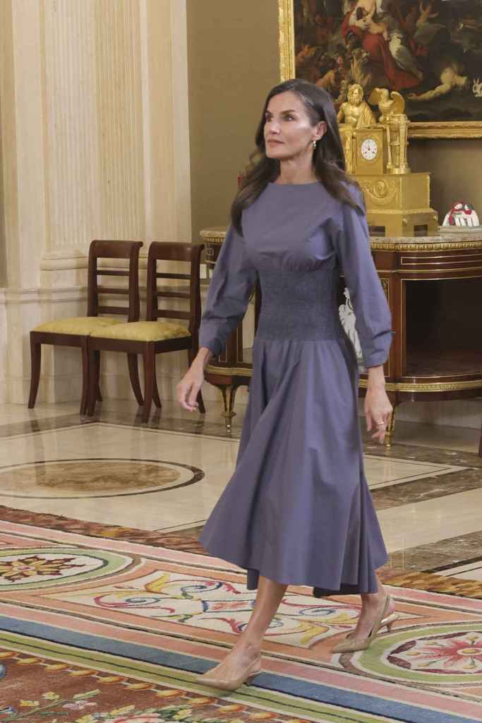 La reina Letizia con un vestido de Adolfo Domínguez que le acentúa la cintura