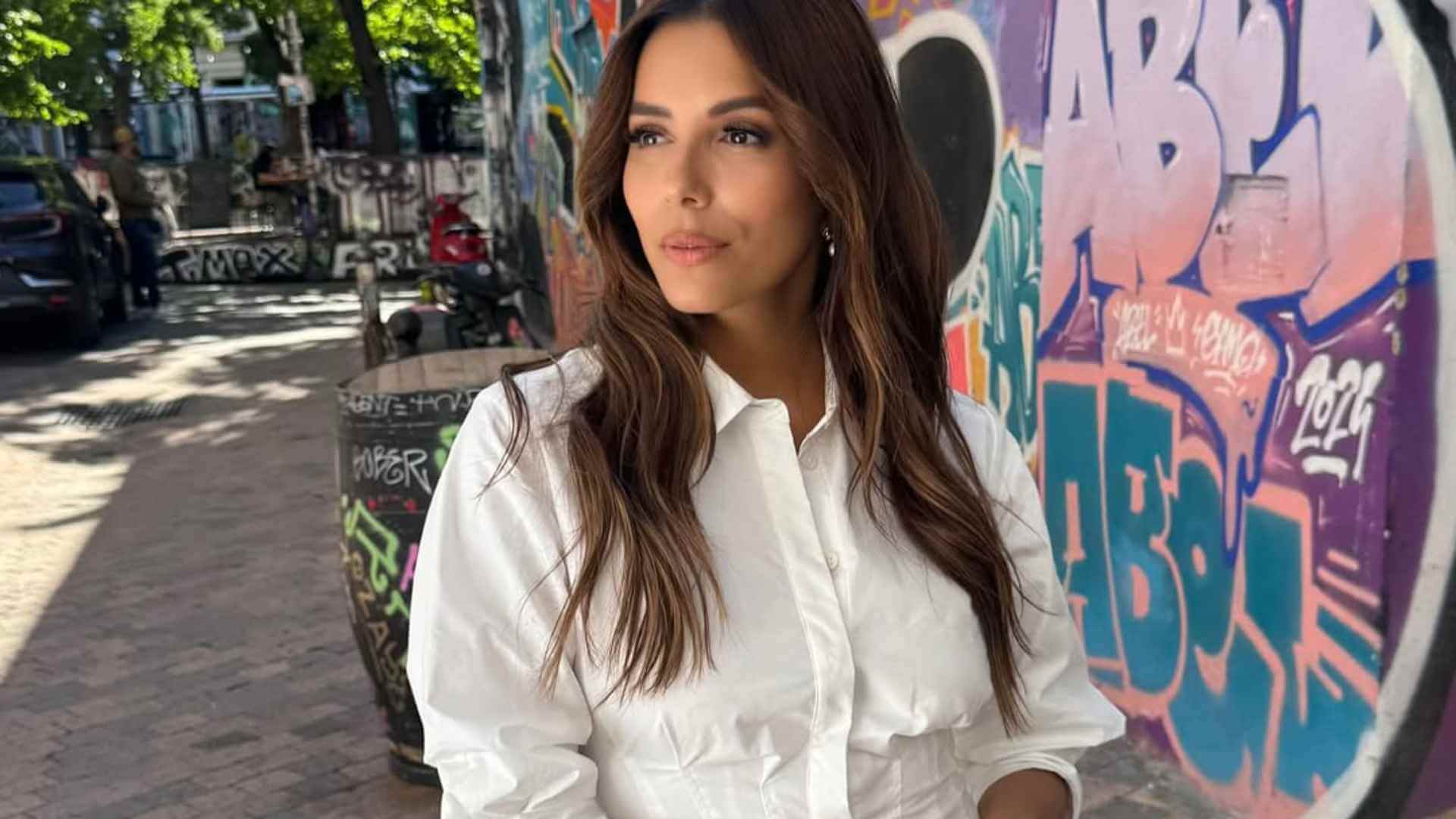 Eva Longoria combina a la perfección sandalias planas y vestidos largos