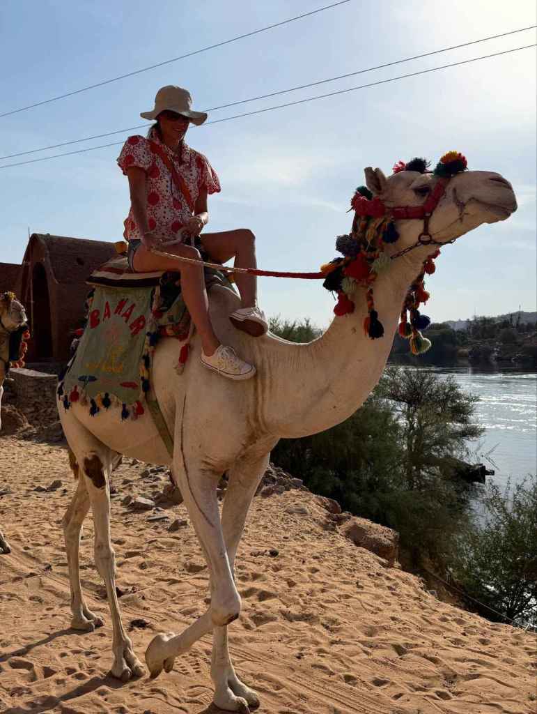 Lourdes Montes montada en camello durante su viaje a Egipto