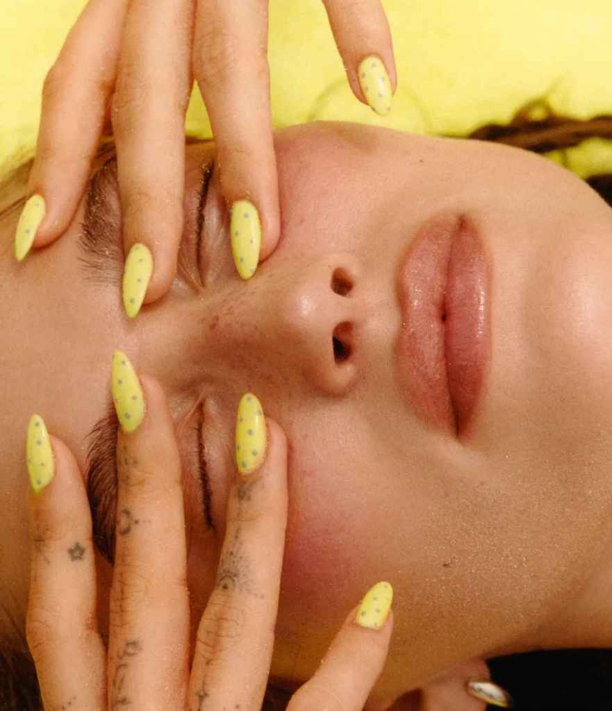 Las uñas amarillo mantequillas son las favoritas de Hailey Bieber este verano, también con detalles de lunares
