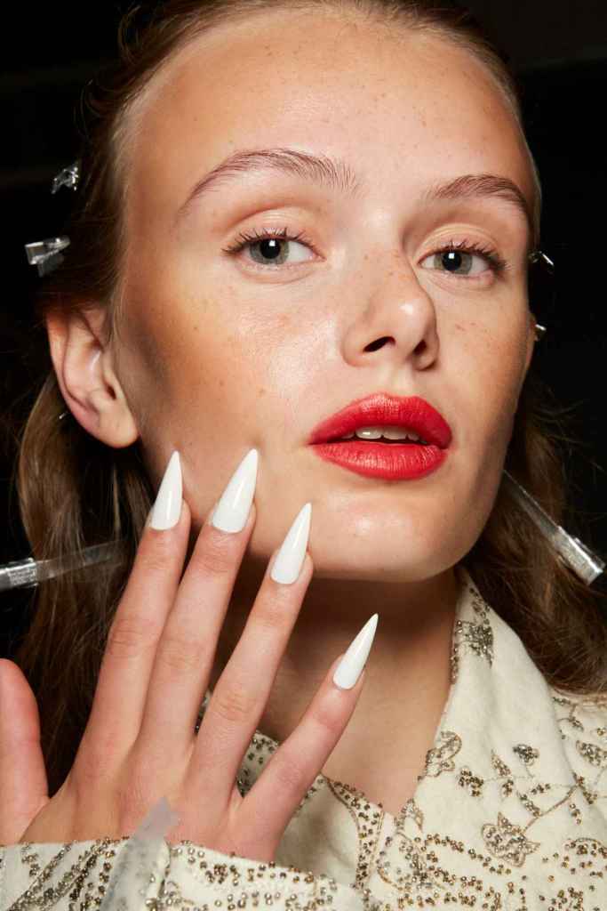 Las uñas blancas son de las manicuras que más potencian el bronceado