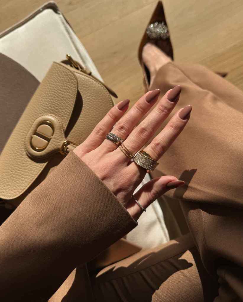 El Mocha Mousse es el color Pantone 2025 y también se lleva en las uñas