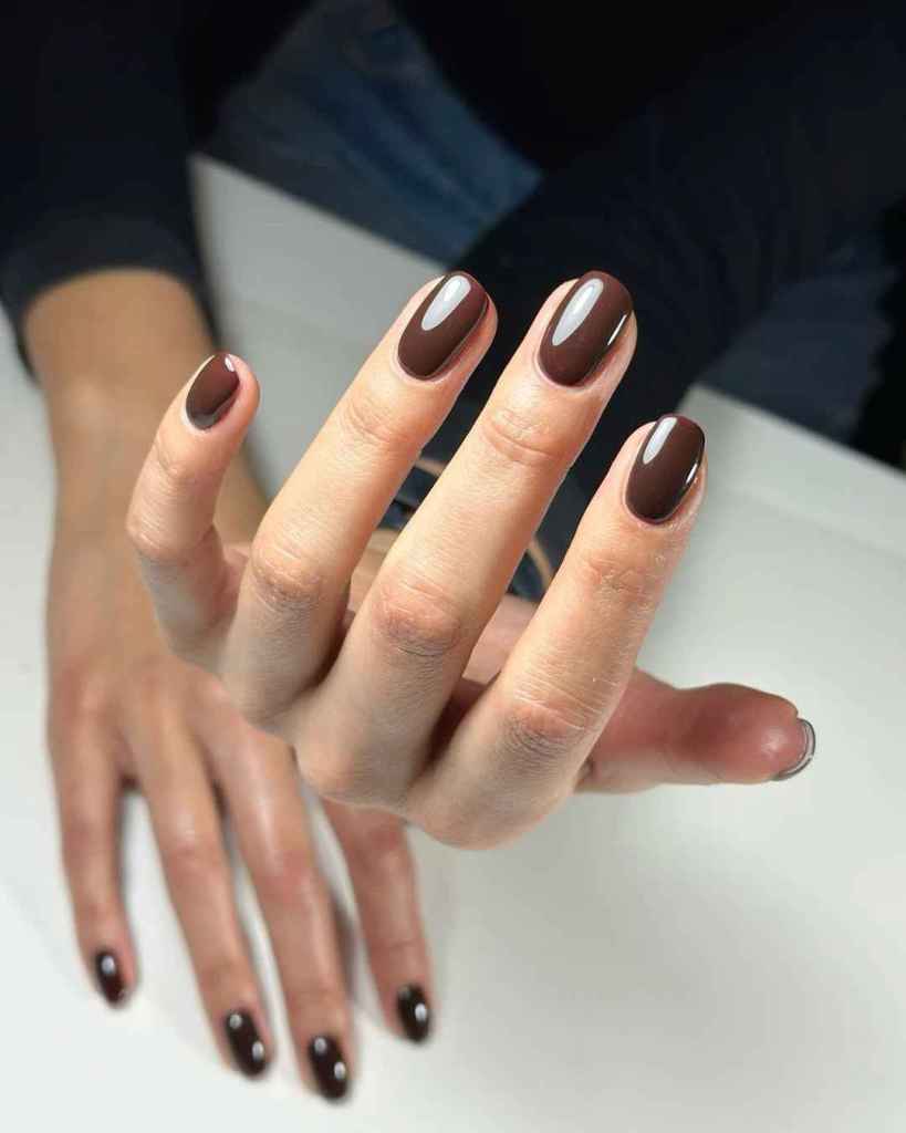 El Mocha Mousse es el color Pantone 2025 y también se lleva en las uñas