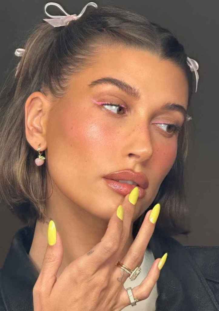 Las uñas amarillo mantequillas son las favoritas de Hailey Bieber este verano