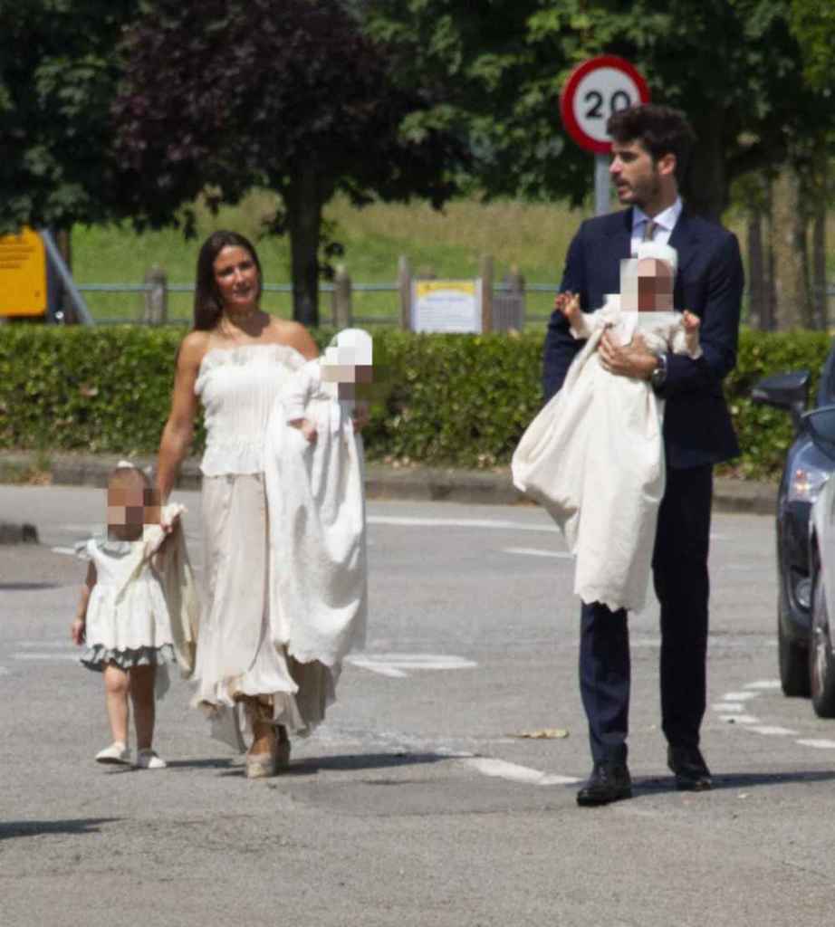 Marta Pombo y su marido, Luis Zamalloa, en el bautizo de sus hijas gemelas
