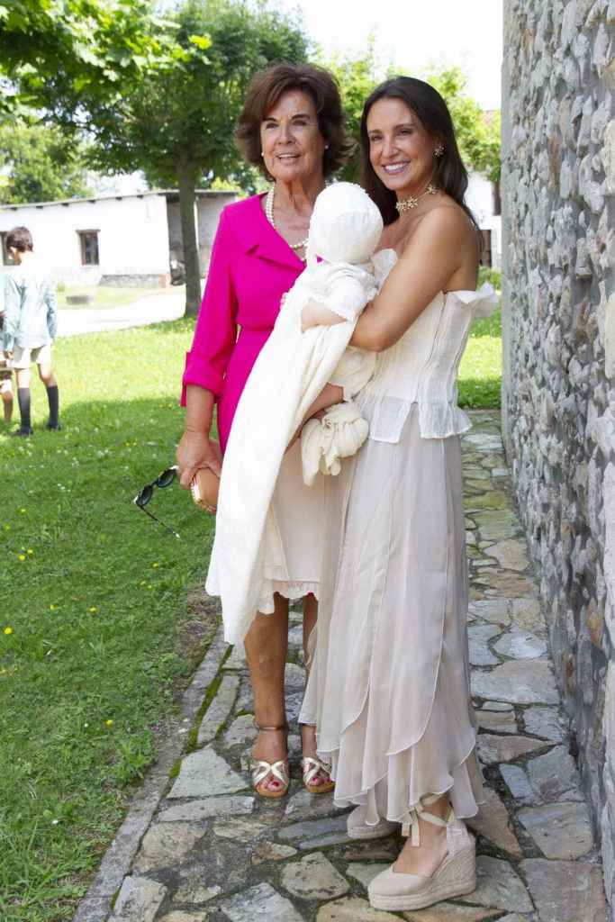 Marta Pombo junto a su madre en el bautizo de sus hijas gemelas
