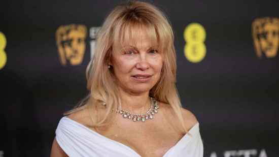 Pamela Anderson ha cambiado de look con un nuevo corte de pelo antiedad