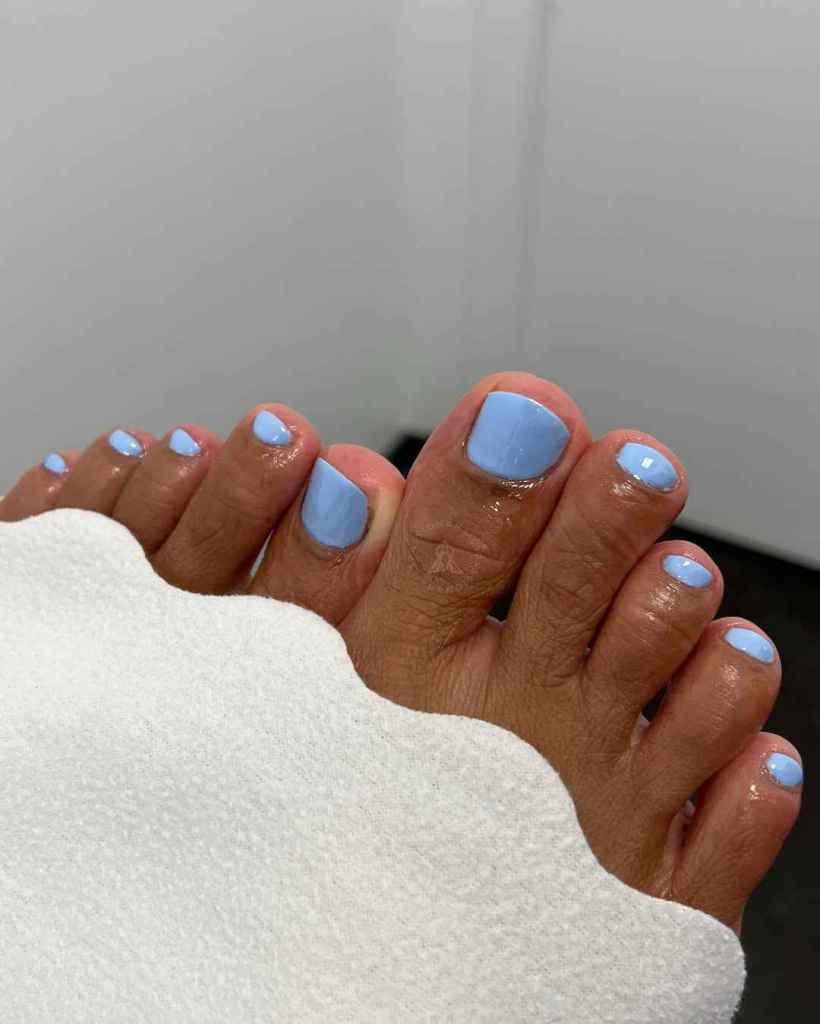 El azul celeste es uno de los colores tendencia este verano en pedicura