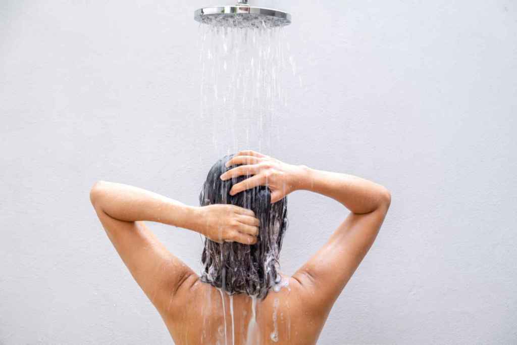 No deberíamos ducharnos con agua muy caliente si no queremos que se nos encrespe el pelo