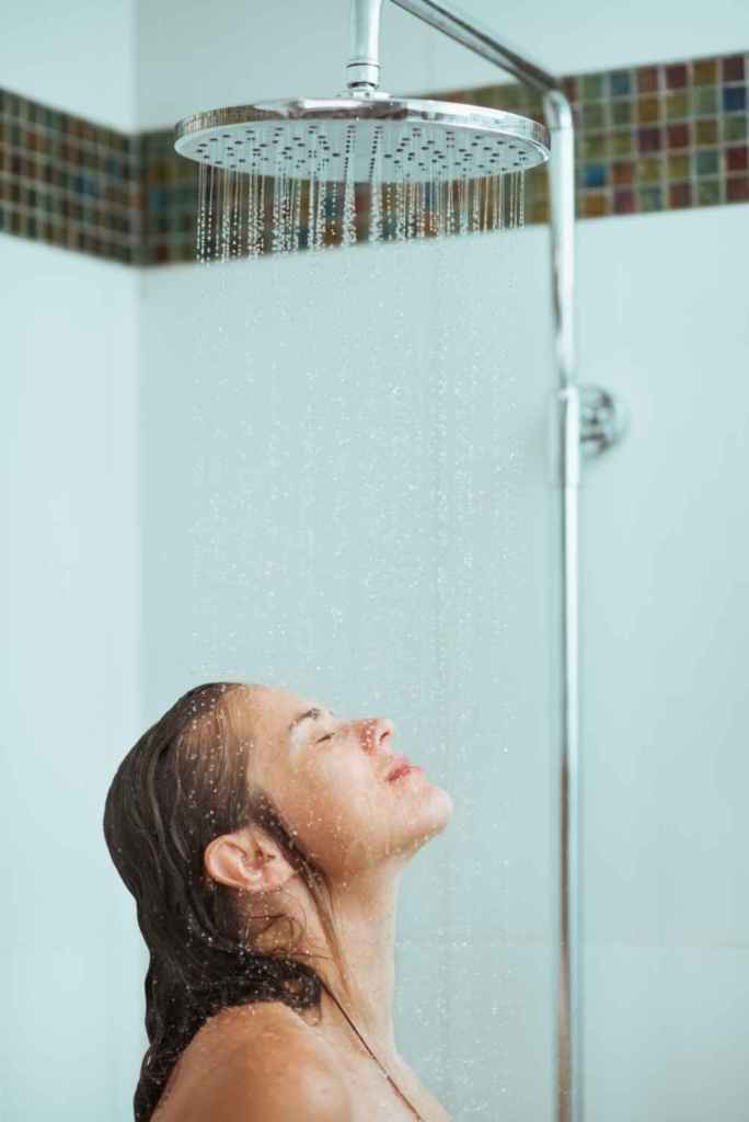 Ducharnos con agua muy caliente puede hacer que nuestro pelo se encrespe