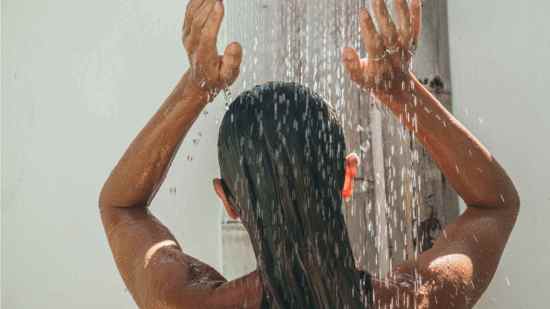 El agua no debe estar ni muy fría ni muy caliente cuando los lavemos el pelo