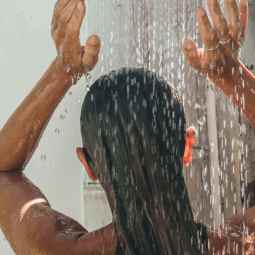 El agua no debe estar ni muy fría ni muy caliente cuando los lavemos el pelo