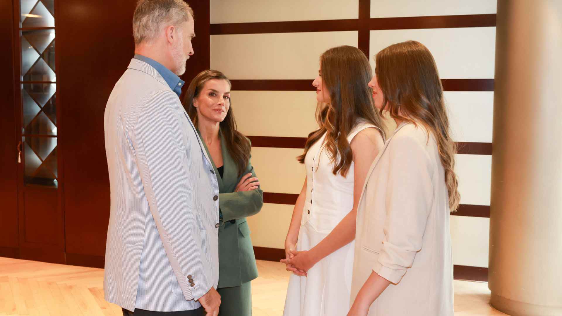Los reyes Felipe VI y Letizia junto a sus hijas, la infanta Sofía y la princesa Leonor, en la recepción previa a los Premios Princesa Girona 2025