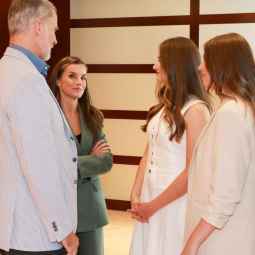 Los reyes Felipe VI y Letizia junto a sus hijas, la infanta Sofía y la princesa Leonor, en la recepción previa a los Premios Princesa Girona 2025
