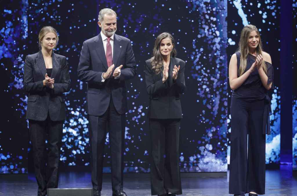 La princesa Leonor junto a sus padres, el rey Felipe VI y la reina Letizia, y su hermana la infanta Sofía, en los Premios Girona 2025 