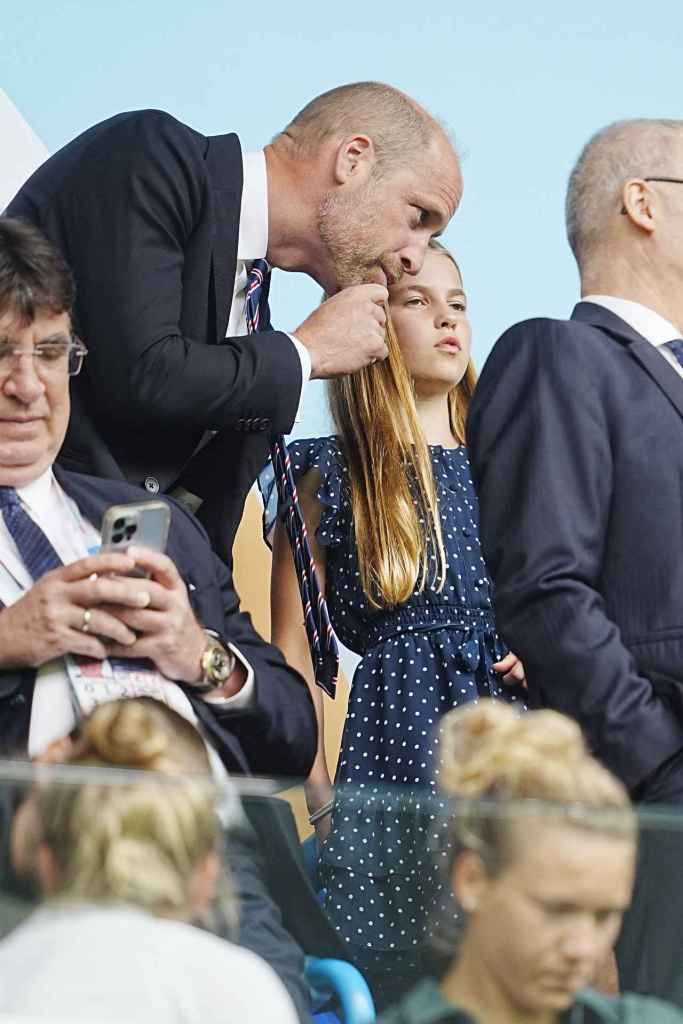 La princesa Charlotte y su padre, el príncipe de Gales, en la final de la Eurocopa femenina