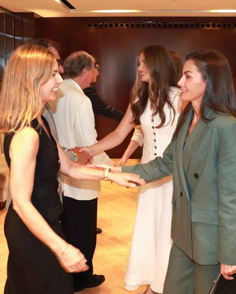 La princesa Leonor saludando en la gala previa a los Premios Princesa de Girona 2025