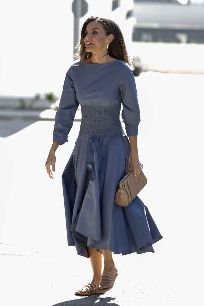 La reina Letizia con este mismo vestido de Adolfo Domínguez que le acentúa la cintura en 2024