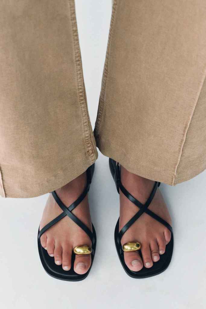 Sandalias con anillo de Zara