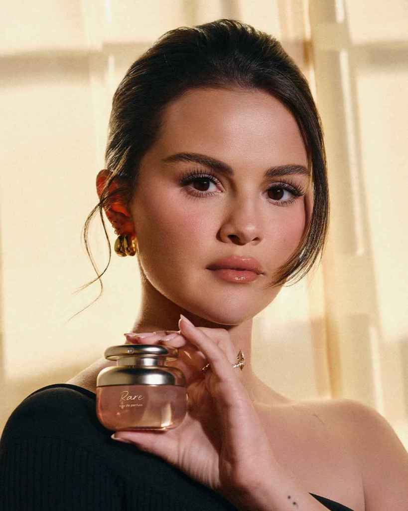 Selena Gomez posa con el perfume Rare Eau de Parfum de Rare Beauty