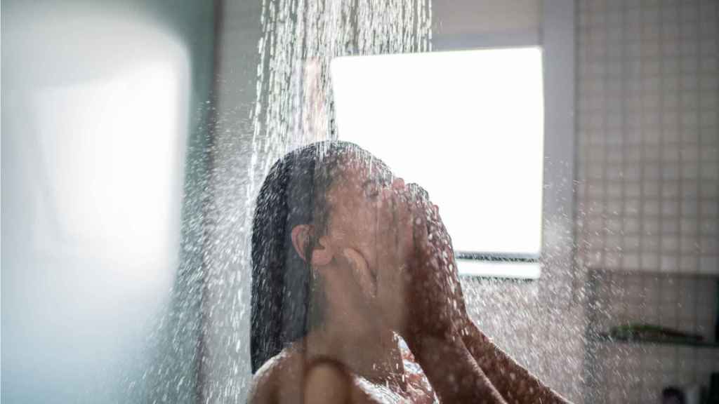 Sí, la temperatura a la que te duchas puede estar creándote frizz